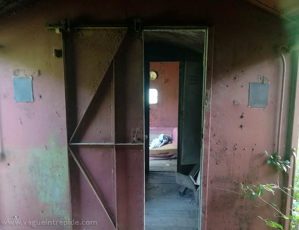 L'intérieur du wagon abandonné