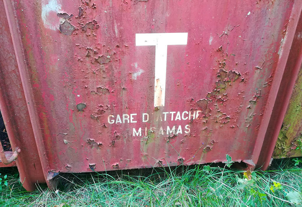 Wagon rouillé dans la garrigue