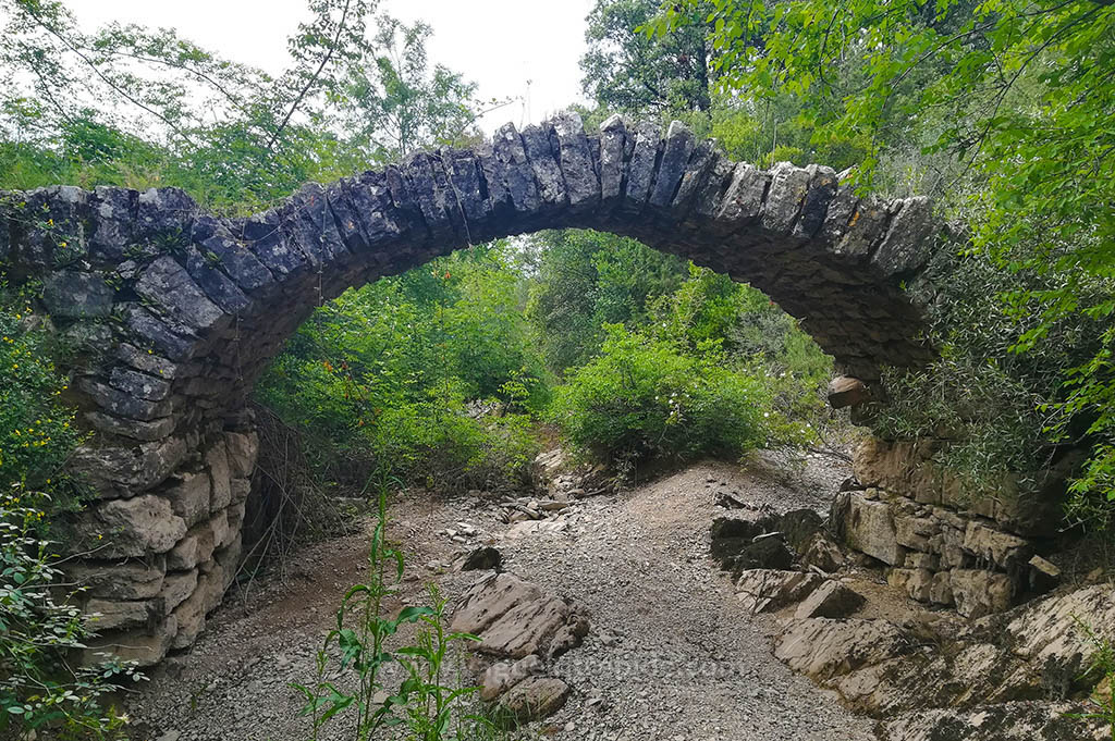 Un pont dans la garrigue à St-Bauzille-de-Montmel dans l'Hérault