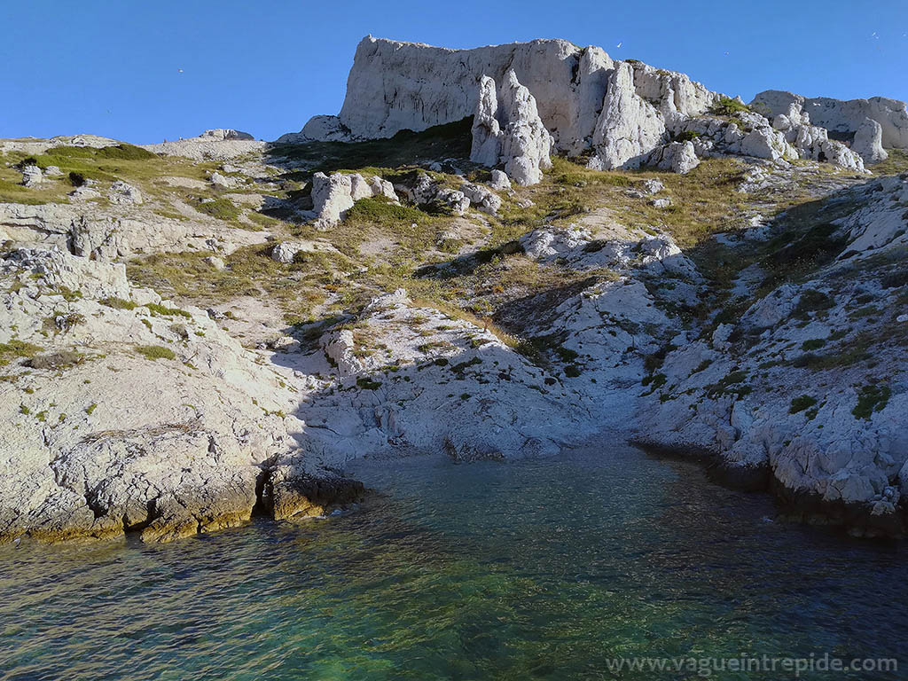 Une calanque aux eaux limpides au Frioul