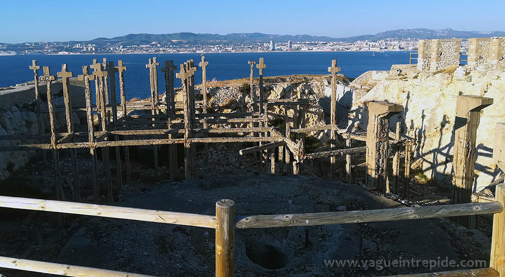 Les ruines bombardées du fort de Ratonneau