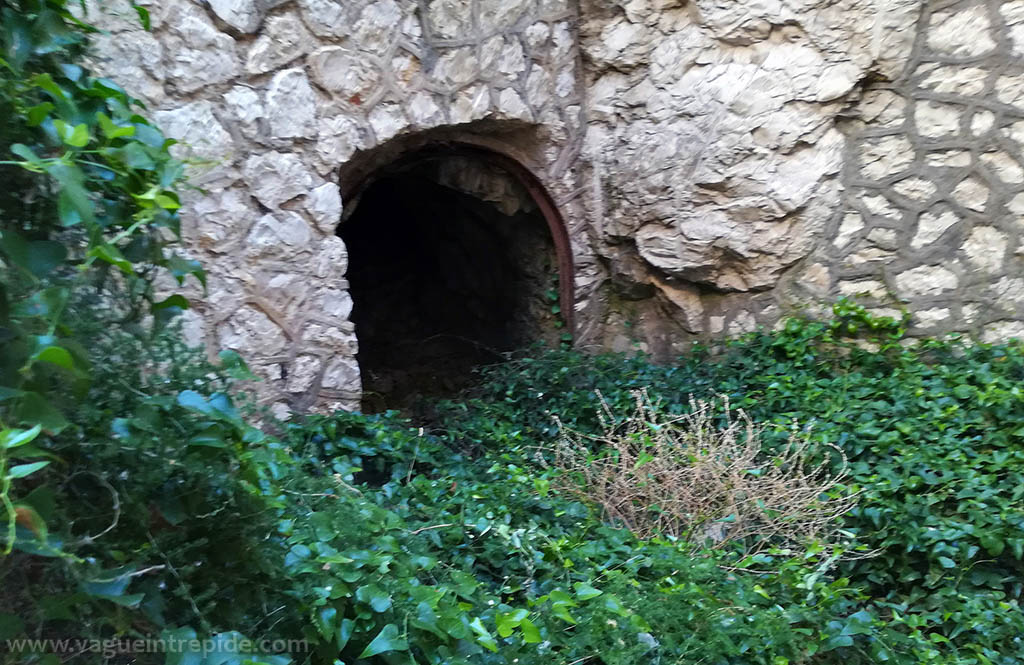 Une entrée souterraine dans le fort de Ratonneau