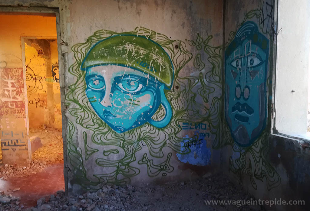 Street Art à Ratonneau, dans une maison en ruine, au Frioul