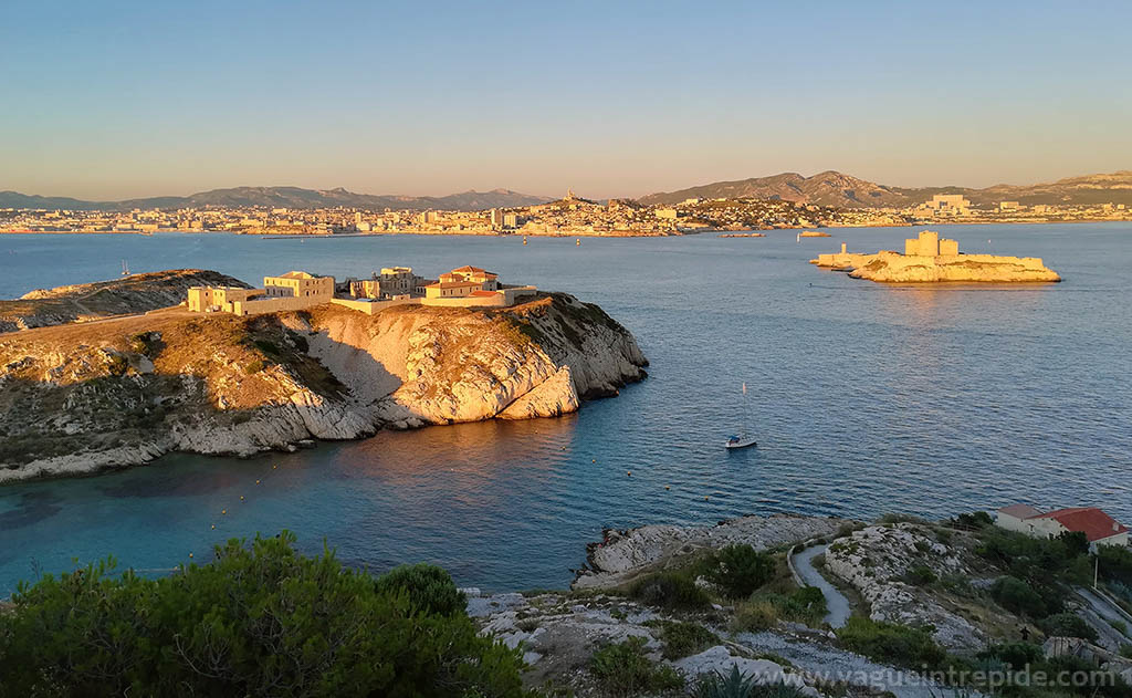 Vue sur l'hôpital Caroline et le château d'If et Marseille