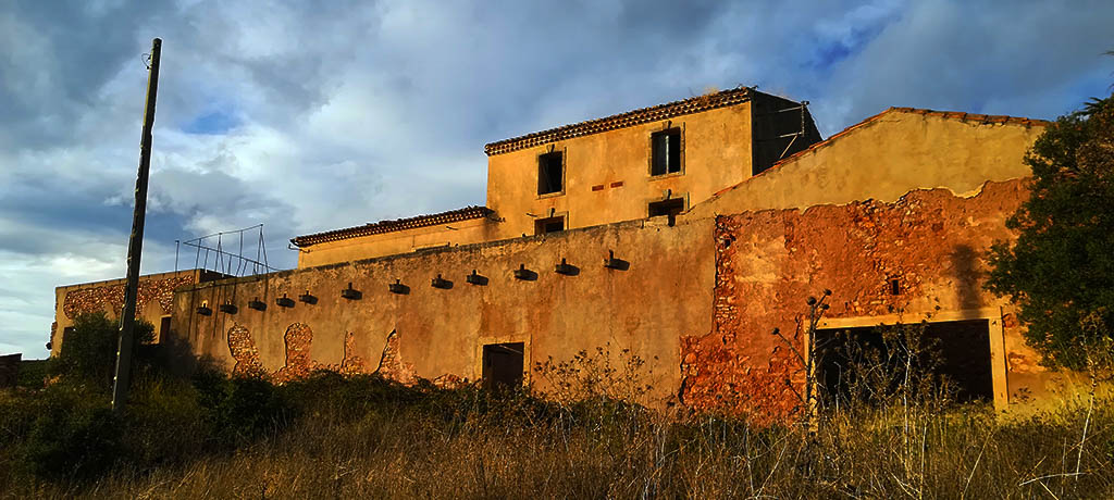 Le mas rouge à l’abandon